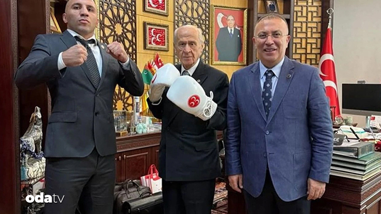 Boks şampiyonundan MHP ziyareti: Bahçeli eldivenleri taktı