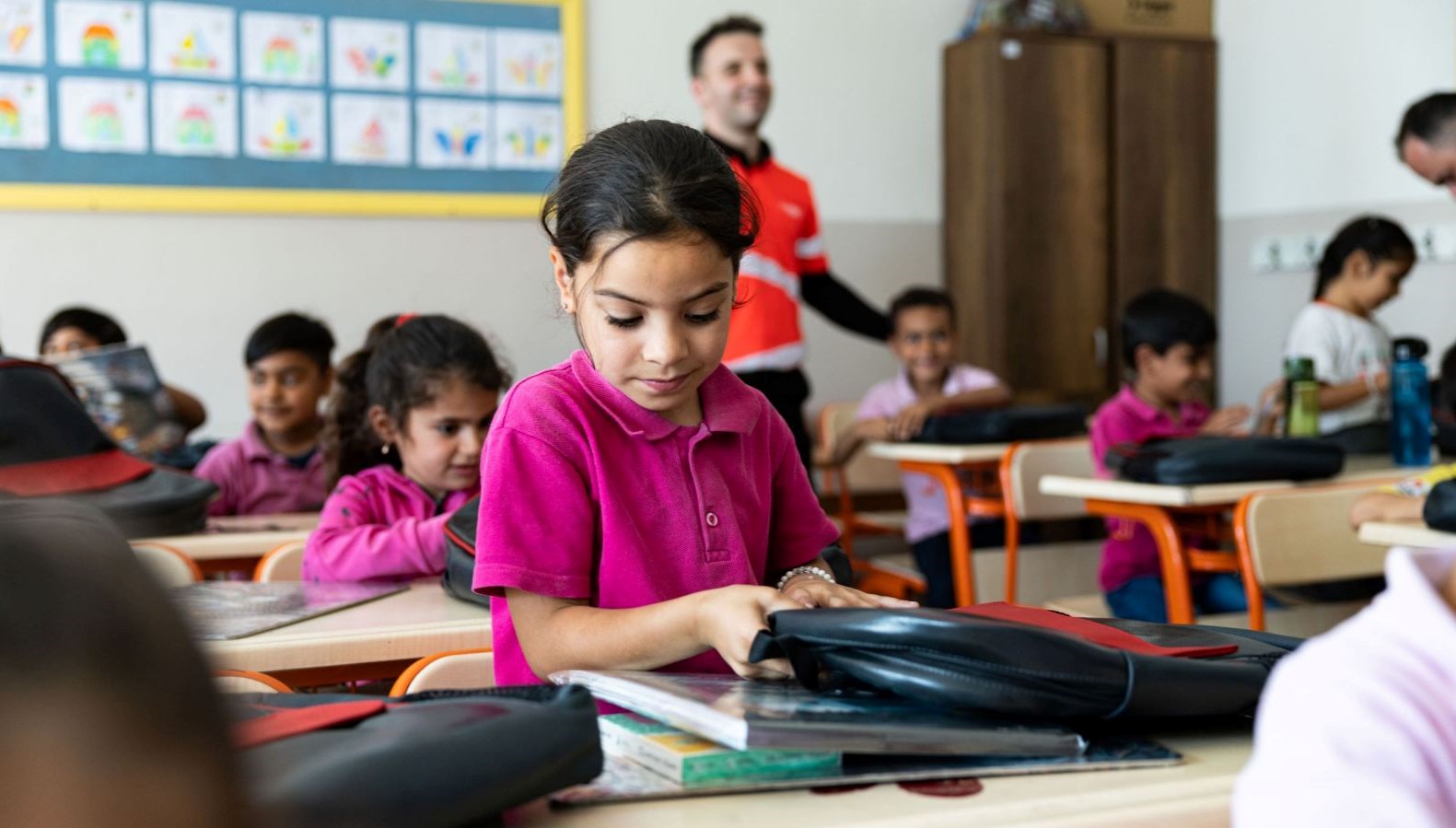 THY’nin uçak koltukları okul çantasına dönüştü, depremzede çocuklara hediye edildi