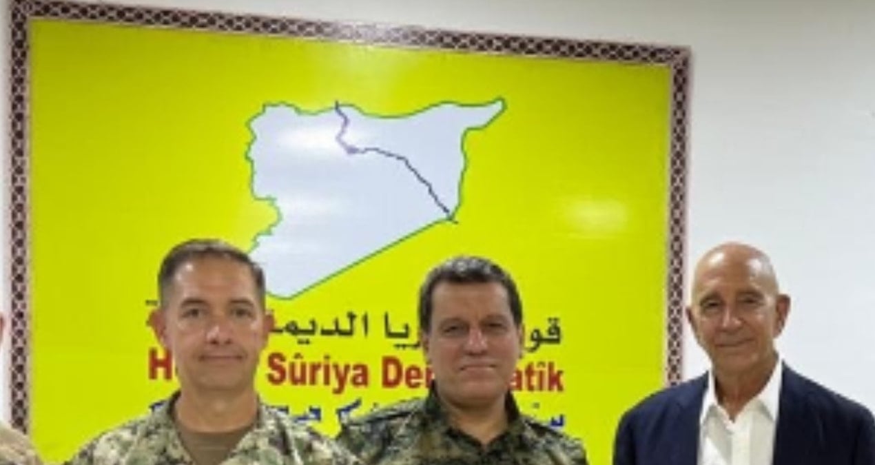 ABD’nin Türkiye elçisi, Hatay’ı Suriye toprağı olarak gösteren harita önünde poz verdi