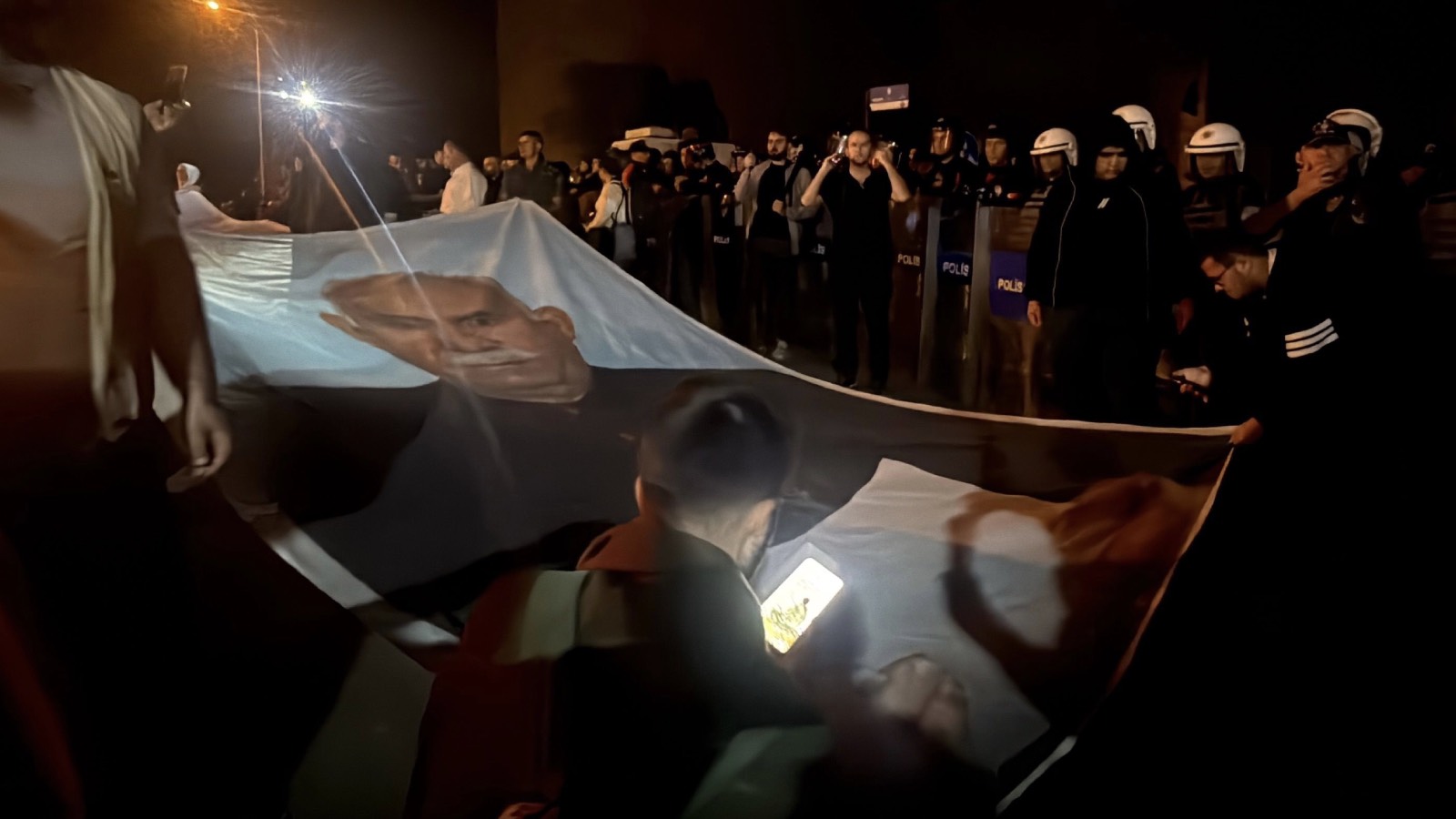 Diyarbakır’daki ‘Öcalan’a özgürlük’ yürüyüşünde polise “düşman” denmesine Yerlikaya’dan tepki: Çözüm sürecine karşı suikast teşebbüsü!