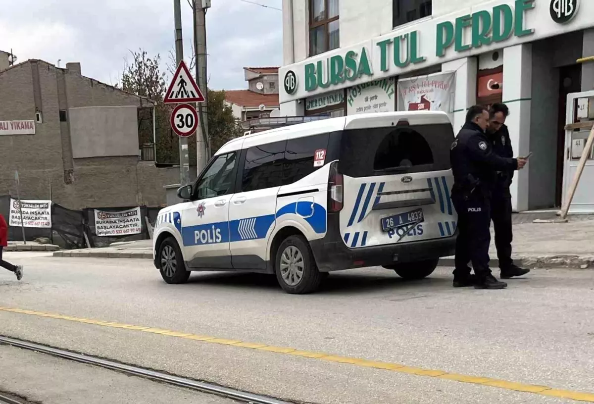 Eskişehir’de Polis Araçlarına Çarpan Motosiklet Hızla Kaçtı