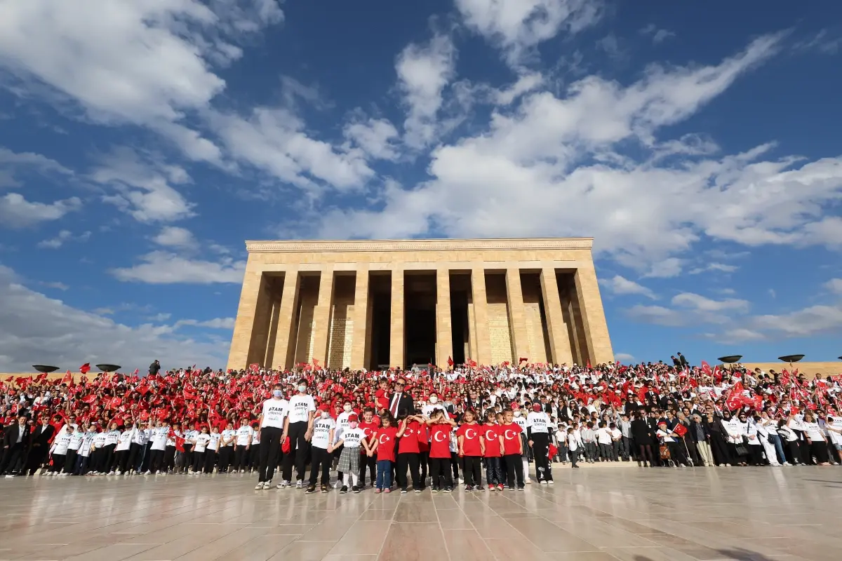 LÖSEV, Anıtkabir’de 100 Bin Kişiyle Anma Töreni Düzenledi