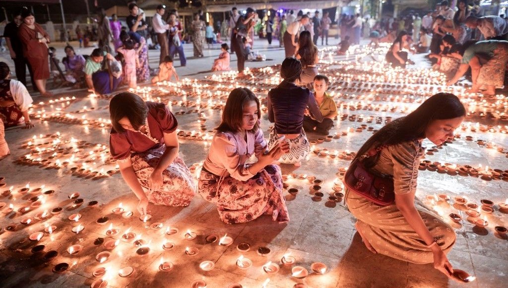 Myanmar’da festivale paraşütlerle bomba yağdı: 40 kişi öldü