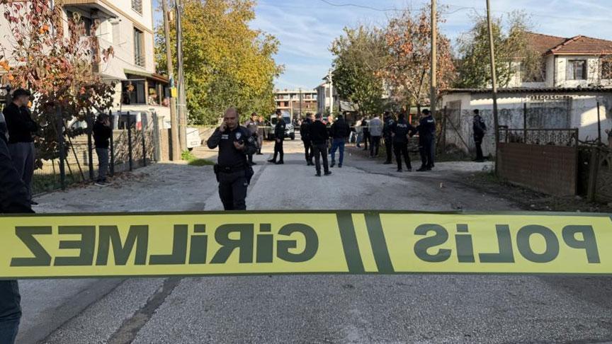 Amca çocuklarının kavgası kanlı bitti! Bıçak, taş, sopa ve silahlar…