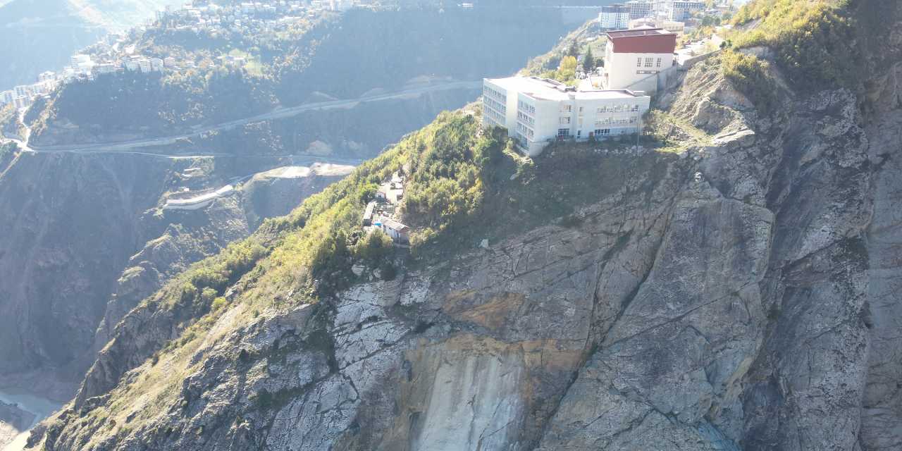 Artvin’de büyük panik: Gürültünün nedeni belli oldu! Öğrenciler tahliye edildi