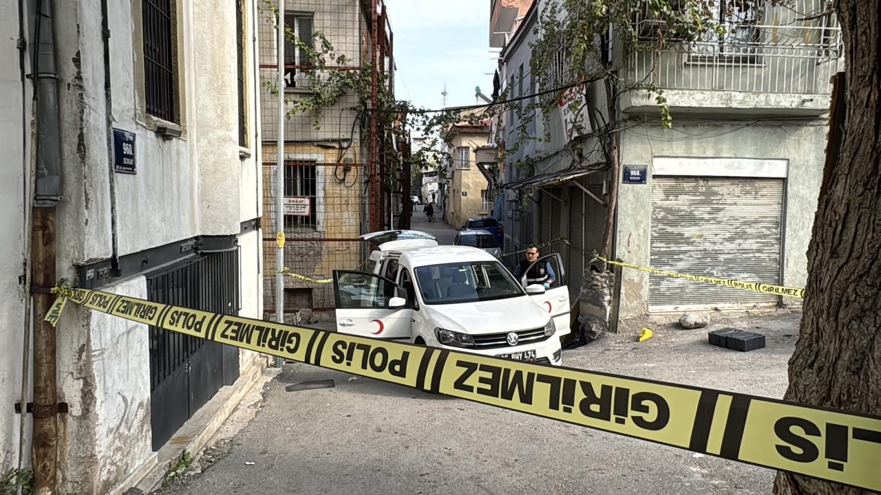 İzmir’de yol verme kavgası: Bir kişi yaralandı