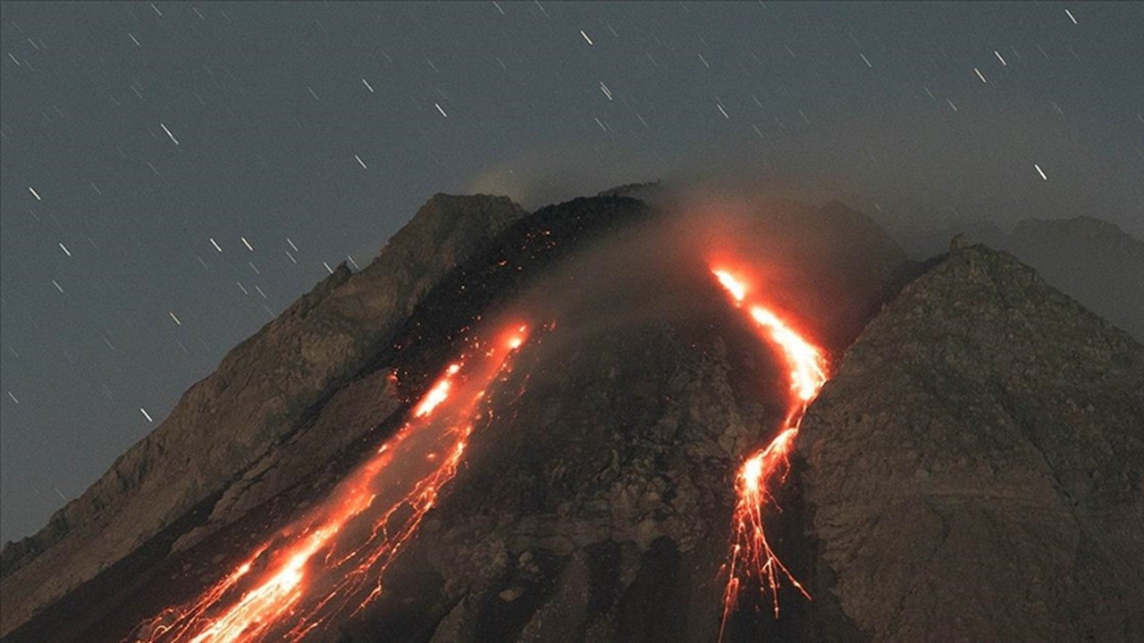 Japonya’da Sakurajima Yanardağı’nda patlama: Kül bulutu metrelerce yükseldi
