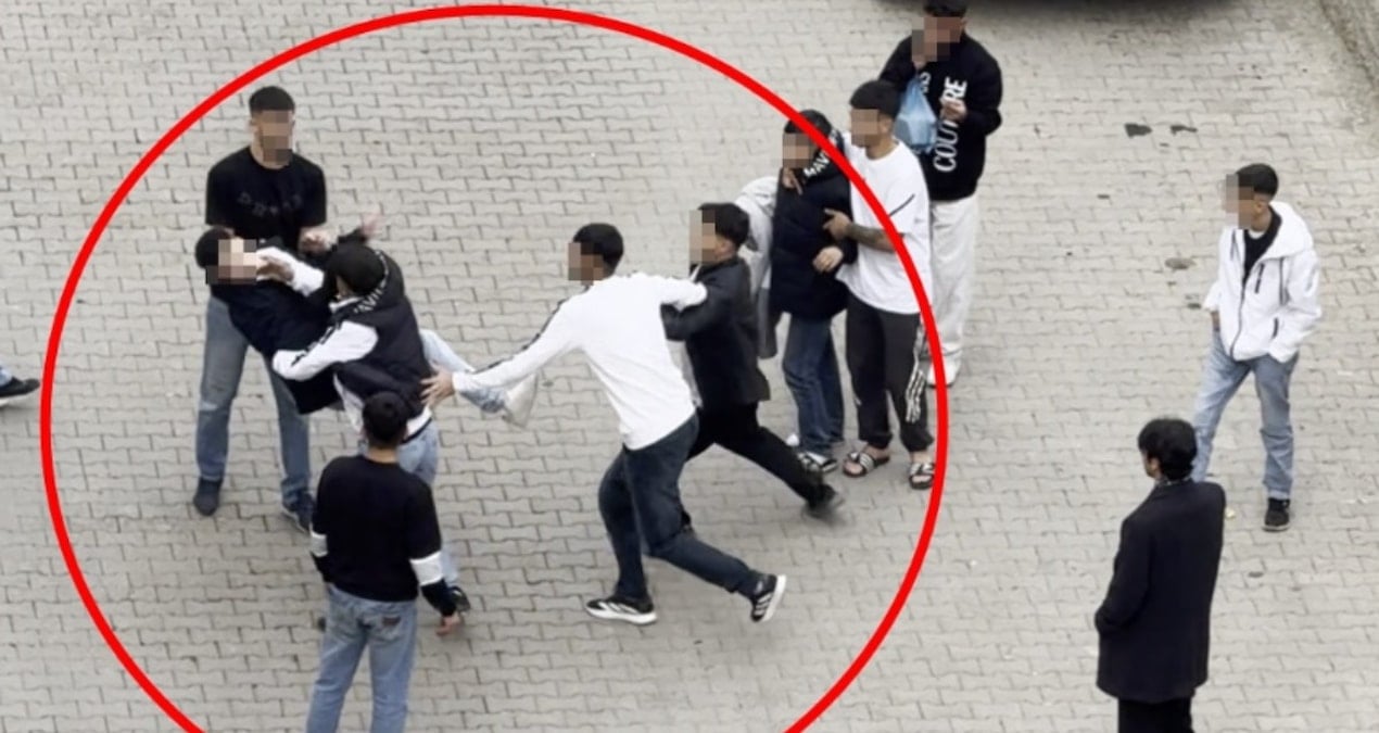 Siirt’te tekmeli ve yumruklu kavga kamerada: 3 yaralı