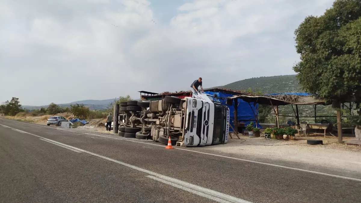 Tarsus’ta Kamyon Devrildi, Şoför Yaralandı