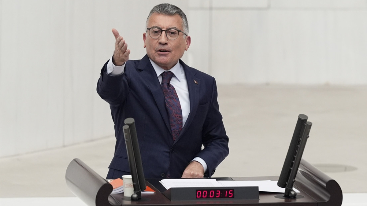 Abdullah Güler, Özgür Özel’e sordu: 150 milyonluk villalar 15 milyona nasıl devredildi?