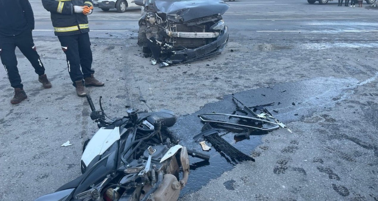 Bitlis’te otomobil ile motosiklet kafa kafaya çarpıştı: 1 yaralı