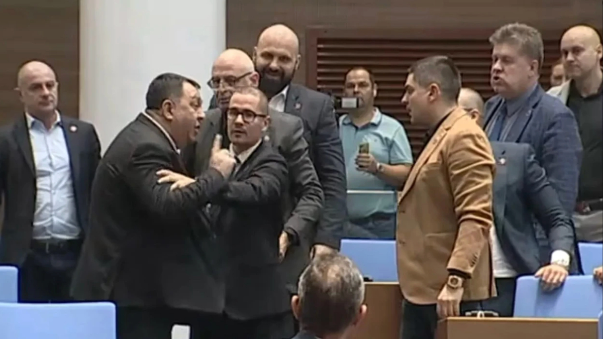 Bulgaristan meclisinde tekme ve yumruklar konuştu