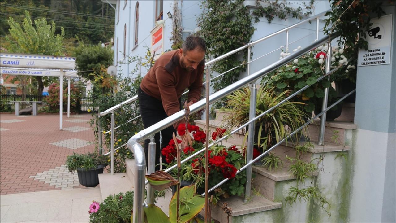 Köy imamı görev yaptığı caminin çevresini çiçeklerle donattı
