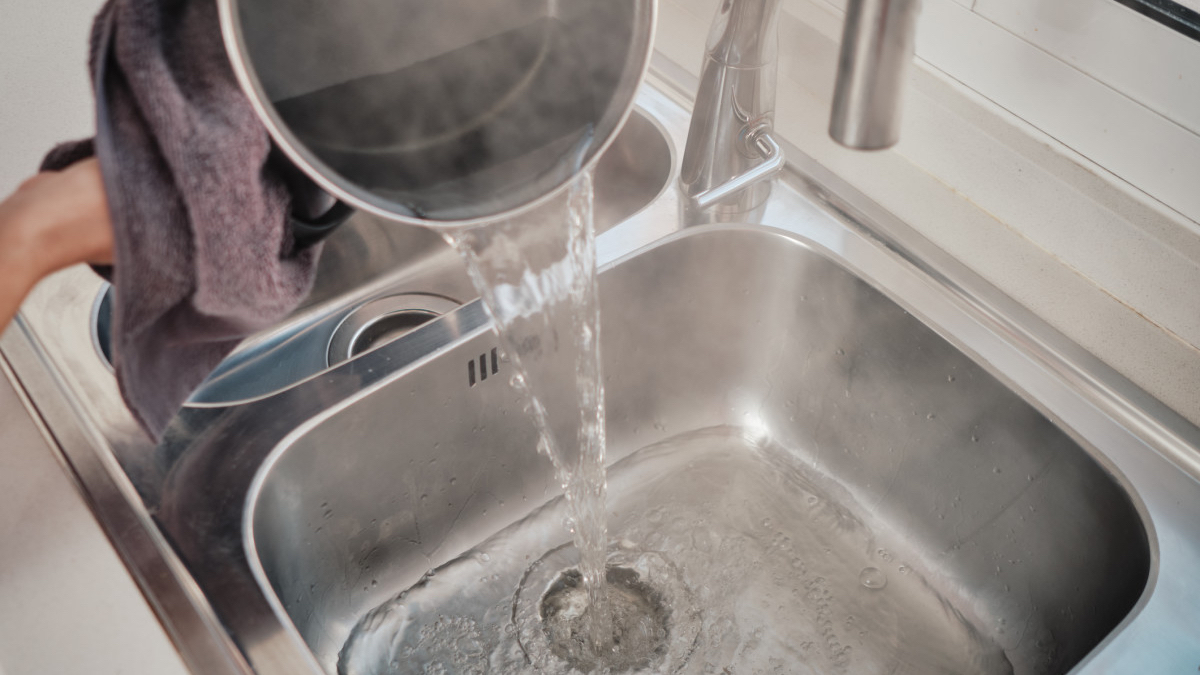 Lavaboya kaynar su döken yandı: Büyük masrafa yol açıyor