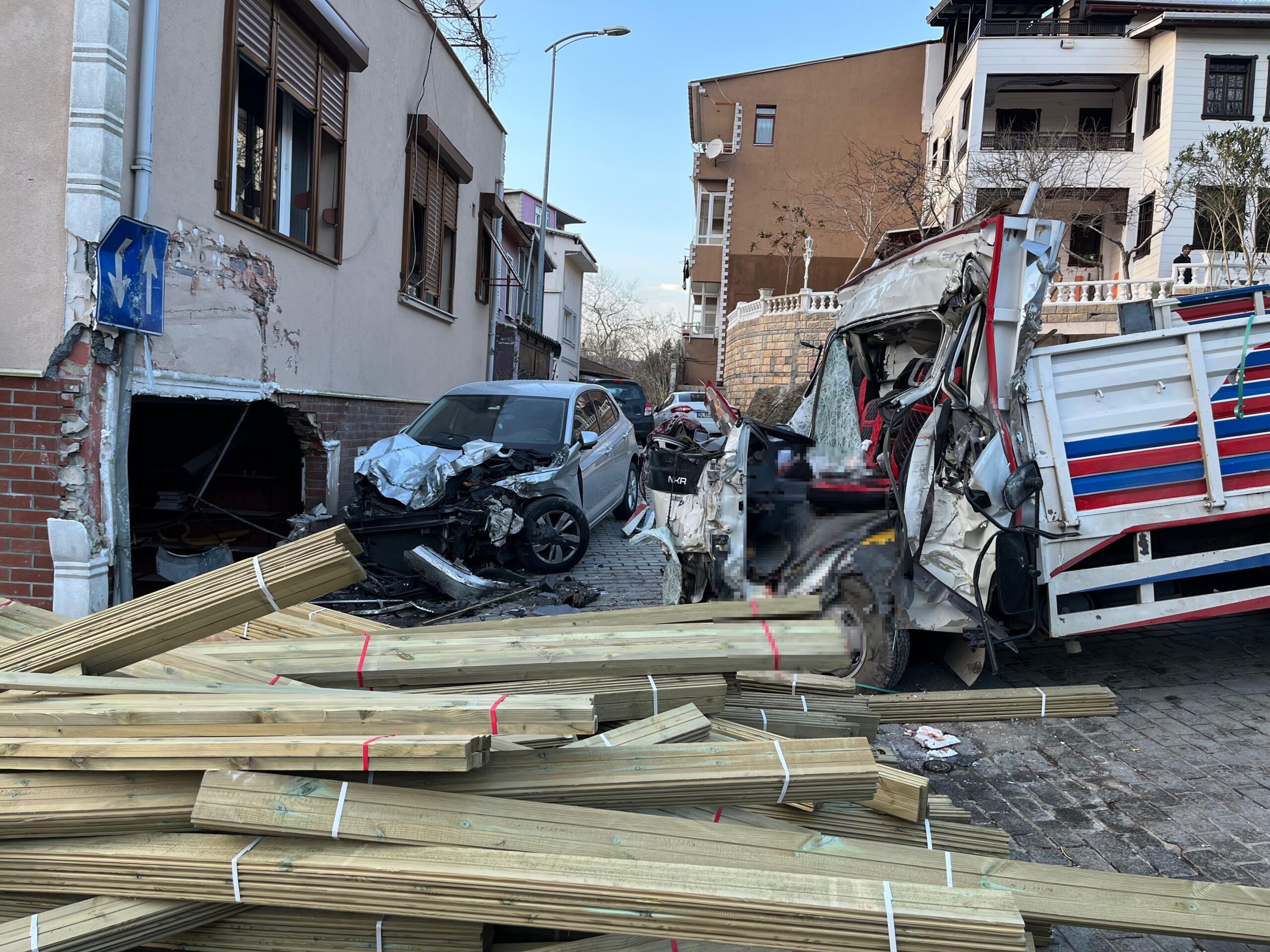 Beykoz’da feci kaza. Kamyon dükkana daldı, 2 kişi hayatını kaybetti