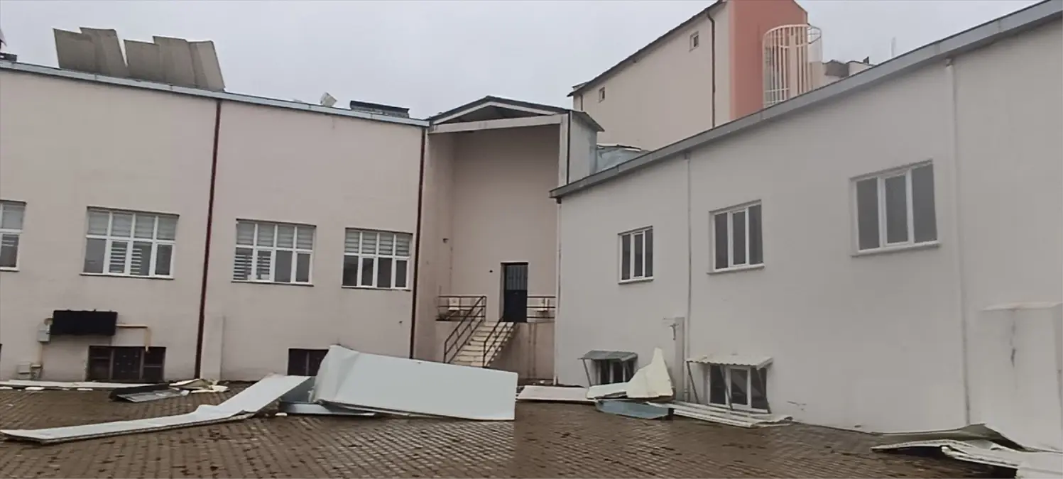 Bilecik’te Kuvvetli Rüzgar Hasara Neden Oldu