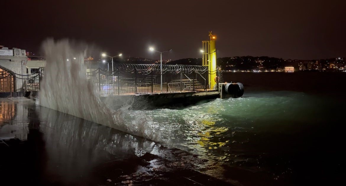 İstanbul’da lodos fırtınası etkili oluyor