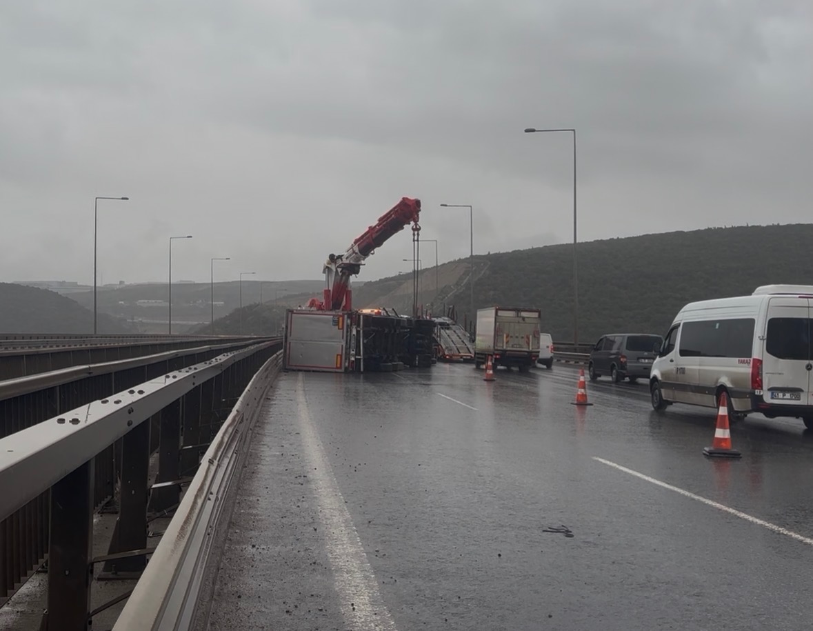 Şiddetli fırtına kamyon ve tırları devirdi. O anlar yol kamerasına yansıdı