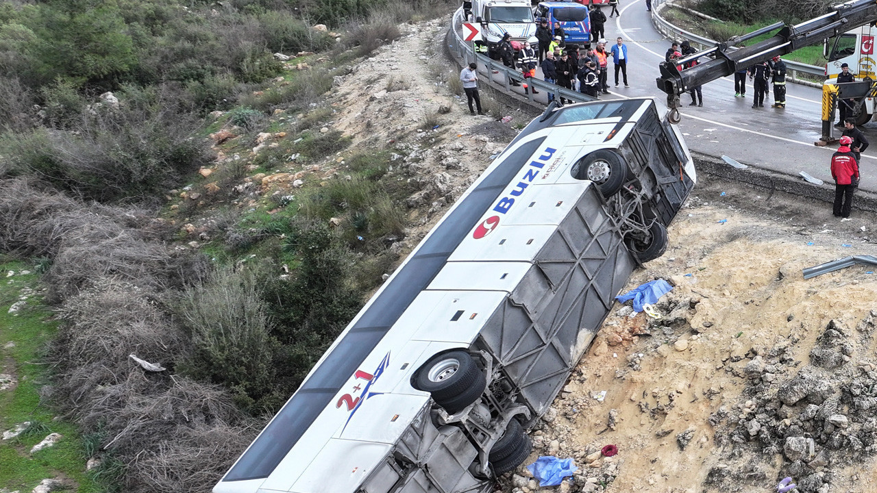 8 kişinin hayatını kaybettiği kaza! İşte olay yerinden görüntüler