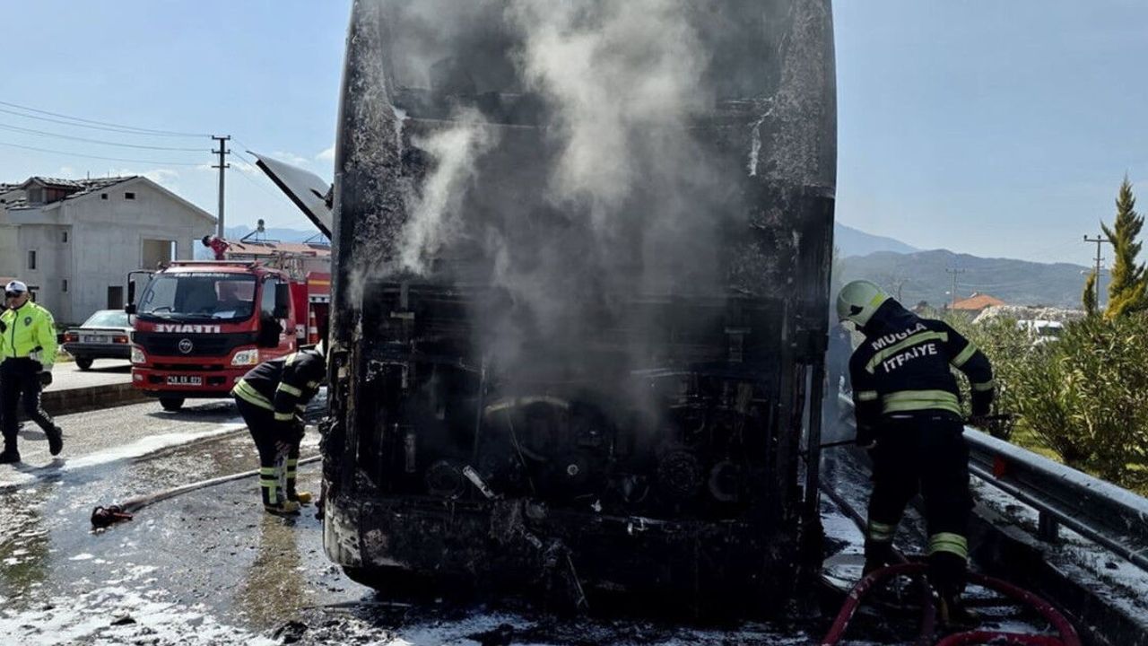 Muğla’da yolcu otobüsünde çıkan yangın söndürüldü