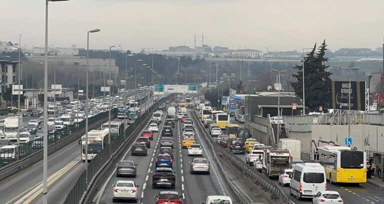 istanbulda-trafik-kilit-yogunluk-yuzde-81de-W3uPzmDr