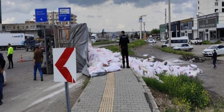 un-yuklu-tir-devrildi-yaya-cuvallarin-altinda-kaldi-4-yarali-BFaZ9r16